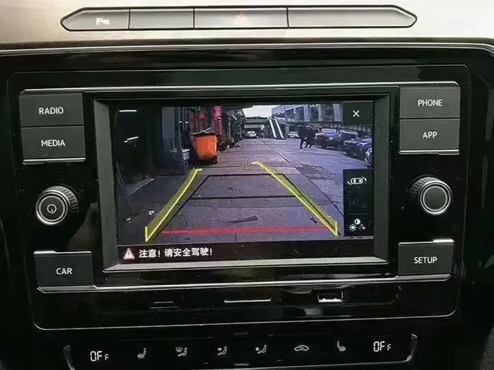 Volkswagen's Ingenious Flip: hoe het logo de geheime keeper van uw back -upcamera werd